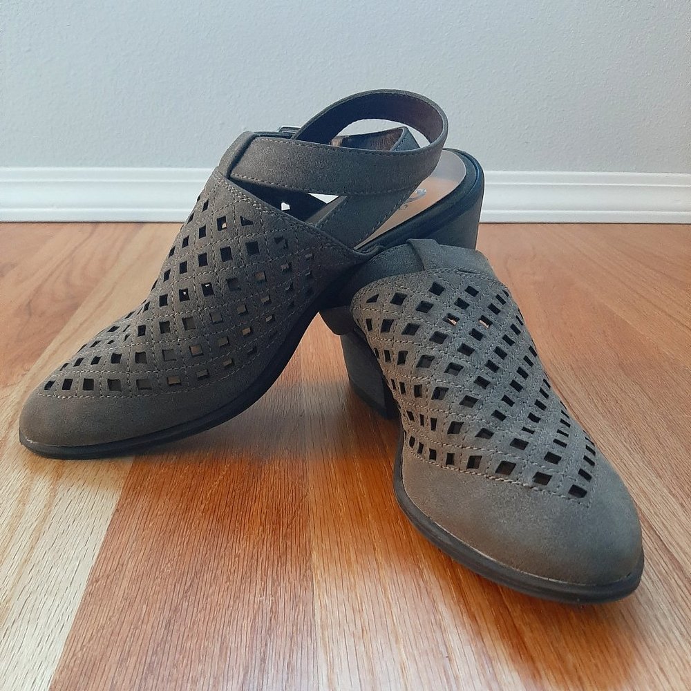 Size 9 taupe vegan leather close-toed strappy sandals